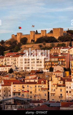 Ville de Lisbonne au coucher du soleil avec château de Sao Jorge au sommet d'une colline au Portugal. Banque D'Images