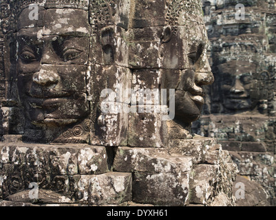 Tours avec les visages souriants de Lokeshvara au temple Bayon dans l'enceinte d'Angkor Thom, Siem Reap, Cambodge Banque D'Images