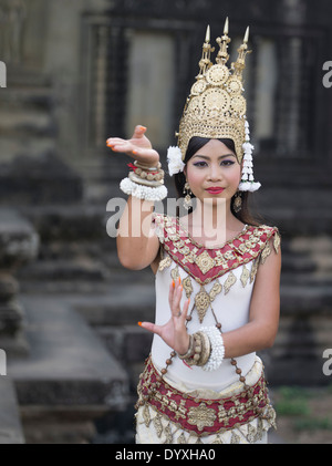 Danseuse khmère en costume d'Apsara au Temple d'Angkor Wat, Siem Reap, Cambodge Banque D'Images