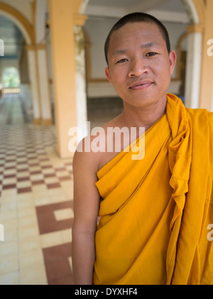 Jeune moine bouddhiste au temple Wat Dam Nak, Siem Reap, Cambodge Banque D'Images