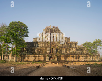 Prasat Thom le principal monument de Koh Ker 127 SW de Siem Reap, Cambodge Banque D'Images