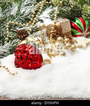 Composition de noël avec boules rouges und décoration d'or sur fond blanc Banque D'Images