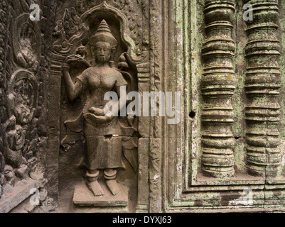 Bas-relief sculptures de grès d'Apsara à Ta Prohm temple ruine dans la forêt. Siem Reap, Cambodge Banque D'Images