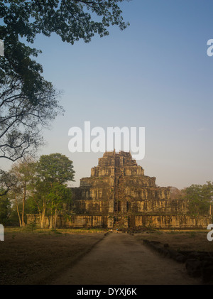 Prasat Thom le principal monument de Koh Ker 127 SW de Siem Reap, Cambodge Banque D'Images