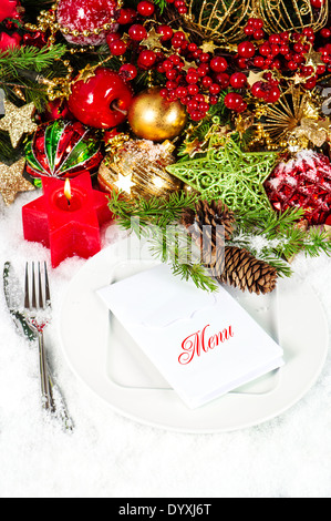 Décoration de table de Noël couvert en rouge et or. dîner aux chandelles Banque D'Images