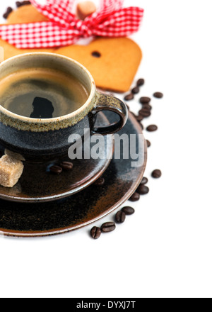 Tasse de café noir avec des gâteaux en forme de coeur sur fond blanc. Nourriture et boissons. Selective focus Banque D'Images