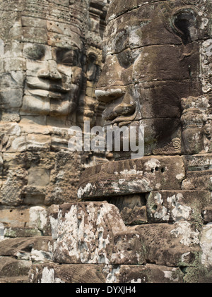 Tours avec les visages souriants de Lokeshvara temple Bayon dans l'enceinte d'Angkor Thom, Siem Reap, Cambodge Banque D'Images