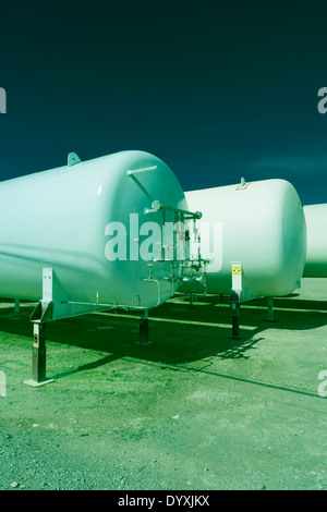 Les récipients de produits chimiques à Anglesola, LLEIDA, Espagne. Banque D'Images