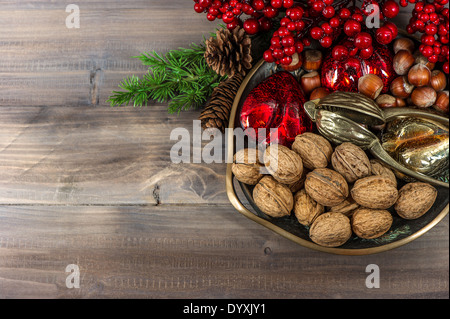 Les noix et les décorations de Noël sur fond de bois Banque D'Images