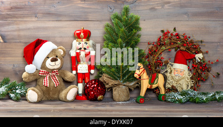 Décoration de Noël nostalgique avec l'ours en peluche et jouets anciens Casse-noisette. retro photo Banque D'Images