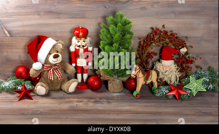 Décoration de Noël nostalgique avec l'ours en peluche et jouets anciens Casse-noisette. retro photo Banque D'Images