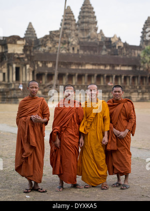 Les moines bouddhistes en robes traditionnelles à Angkor Wat, Siem Reap, Cambodge Banque D'Images
