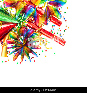 Guirlandes multicolores, streamer, chapeaux de fête et les décorations de fête confettis.. arrière-plan articles carnaval Banque D'Images