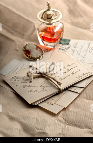 Vieilles lettres, cartes postales et accessoires vintage fond nostalgique sentimental. Banque D'Images