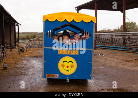 Balade en tracteur pour enfants à la ferme des animaux Arche Meuniers Blackstock's Lane, Hook, Hampshire, Angleterre, Royaume-Uni. Banque D'Images