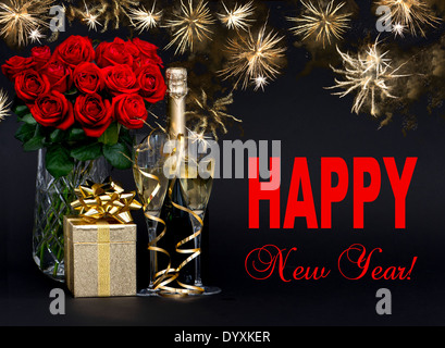 Bonne Année ! Concept de carte. roses rouges, bouteille de champagne, avec de beaux cadeaux d'artifice d'or sur fond noir Banque D'Images