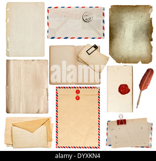 Ensemble de vieilles feuilles de papier, livre, carte, enveloppe isolé sur fond blanc Banque D'Images