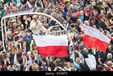 La cité du Vatican. Apr 27, 2014. Pape Francis vagues aux croyants après la cérémonie de canonisation double historique pour les anciens pontifes le Pape Jean Paul II et le Pape Jean XXIII en une masse d'air ouvert en face de la Basilique Saint-Pierre, Cité du Vatican, 27 avril 2014. Des foules immenses rempli la case pour voir les deux anciens Papes déclarés saints. Des dignitaires royaux et les chefs d'État ont été parmi près de 100 délégations étrangères présentes. Dpa : Crédit photo alliance/Alamy Live News Banque D'Images