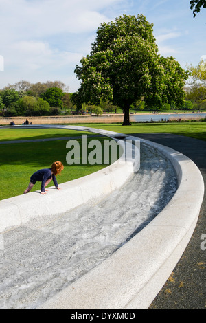 Princess Diana Memorial Fountain dans Hyde Park Londres Royaume-Uni Banque D'Images