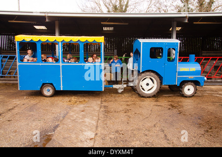 Balade en tracteur pour enfants à la ferme des animaux Arche Meuniers Blackstock's Lane, Hook, Hampshire, Angleterre, Royaume-Uni. Banque D'Images