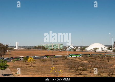 Brasilia, Brésil. Les gens qui vont au travail le chemin vers les ministères et les bâtiments du Congrès. Banque D'Images