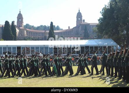 Pretoria, Afrique du Sud. Apr 27, 2014. Les gardes d'honneur assistent à une cérémonie pour commémorer le jour de la liberté à Pretoria, Afrique du Sud, le 27 avril 2014. La liberté est célébrée chaque année en Afrique du Sud le 27 avril, qui est le jour en 1994 lorsque la première élection démocratique a eu lieu en Afrique du Sud et a terminé l'apartheid. Crédit : Li Qihua/Xinhua/Alamy Live News Banque D'Images