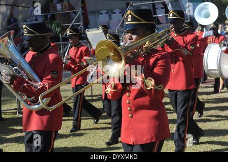 Pretoria, Afrique du Sud. Apr 27, 2014. Drum Corps assister à une célébration pour commémorer le jour de la liberté à Pretoria, Afrique du Sud, le 27 avril 2014. La liberté est célébrée chaque année en Afrique du Sud le 27 avril, qui est le jour en 1994 lorsque la première élection démocratique a eu lieu en Afrique du Sud et a terminé l'apartheid. Crédit : Li Qihua/Xinhua/Alamy Live News Banque D'Images