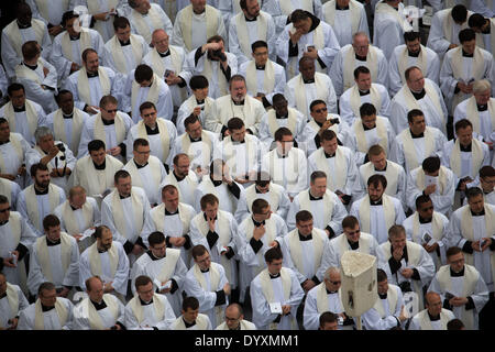 Clercs se rassemblent à la place Saint Pierre au cours de la cérémonie de canonisation double historique pour les anciens pontifes le Pape Jean Paul II et le Pape Jean XXIII en une masse d'air ouvert en face de la Basilique Saint-Pierre, Cité du Vatican, 27 avril 2014. Des foules immenses rempli la case pour voir les deux anciens Papes déclarés saints. Des dignitaires royaux et les chefs d'État ont été parmi près de 100 délégations étrangères présentes. Photo : Michael Kappeler/dpa Banque D'Images