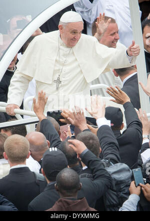 Pape Francis vagues aux croyants après la cérémonie de canonisation double historique pour les anciens pontifes le Pape Jean Paul II et le Pape Jean XXIII en une masse d'air ouvert en face de la Basilique Saint-Pierre, Cité du Vatican, 27 avril 2014. Des foules immenses rempli la case pour voir les deux anciens Papes déclarés saints. Des dignitaires royaux et les chefs d'État ont été parmi près de 100 délégations étrangères présentes. Photo : MICHAEL KAPPELER/dpa Banque D'Images