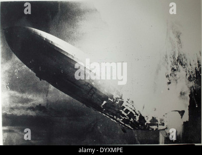 Le Zeppelin Hindenburg était un dirigeable allemand qui a tragiquement pris feu lors de son dernier vol en 1937. C'était l'un des dirigeables les plus grands et les plus célèbres jamais construits, marquant un chapitre important de l'histoire des dirigeables. Banque D'Images