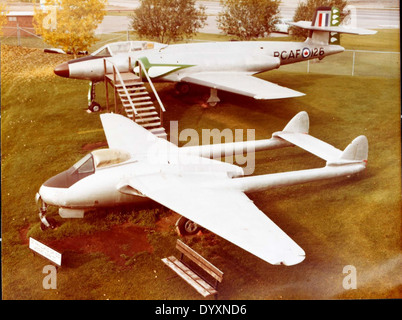 L'Avro Canada CF-100 Canuck était un avion d'interception canadien développé au cours des premières années de la Guerre froide. Le CF-100 a été conçu pour intercepter les bombardiers soviétiques et a servi dans l'Aviation royale du Canada des années 1950 au début des années 1980 Il était remarquable pour ses caractéristiques bimoteurs, toutes saisons. Banque D'Images
