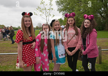 Biggin Hill, Londres, Royaume-Uni. Apr 27, 2014. Chemin positif marcheurs déguisés en personnages de Disney qui sont la collecte de fonds pour le cancer de la fiducie Chartwell Crédit : Keith Larby/Alamy Live News Banque D'Images