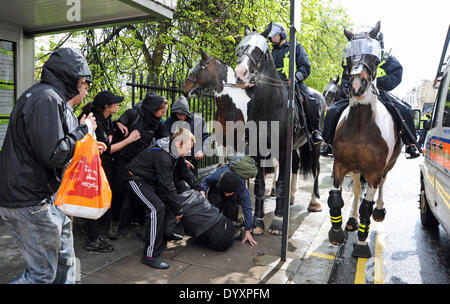 La police sur l'affrontement avec les manifestants fascistes qui tentent de perturber la manifestation en mars pour l'Angleterre Brighton UK Banque D'Images