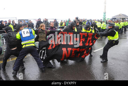 En conflit avec la police fasciste anti manifestants qui tentaient de perturber la marche de l'Angleterre rassemblement à Brighton aujourd'hui. Banque D'Images