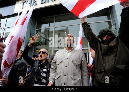 Brighton, UK. Apr 27, 2014. Les membres de la Marche pour l'Angleterre au chant de rassemblement des manifestants fascistes anti à Brighton aujourd'hui.Environ 100 personnes ont participé à la manifestation qui a causé des perturbations importantes dans la ville avec une présence policière massive en essayant de garder les manifestants anti fascistes, loin de les marcheurs Banque D'Images