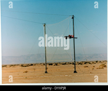 Le Teledyne Ryan Model 262, également connu sous le nom de Manta Ray, était un véhicule aérien sans pilote (UAV) utilisé pour la surveillance et la reconnaissance. Développé entre 1950 et 1989, le drone était connu pour sa technologie de pointe et son design distinctif. Il a joué un rôle dans diverses opérations militaires, offrant des capacités de renseignement et de reconnaissance grâce à ses caractéristiques de longue portée et de haute performance. Banque D'Images