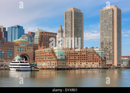 Partie de la Waterfront skyline y compris l'hôtel Boston Harbor à Rowes Wharf et le Harbour Towers à Boston, Massachusetts. Banque D'Images