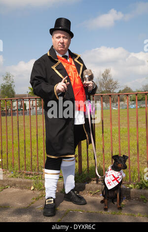 English Gentleman à Manchester, Royaume-Uni 27 avril 2014. Barry Hall, portant un chapeau haut de gamme et des queues lors des célébrations du week-end de St George, un événement familial organisé à Albert Square et Piccadilly, une extension de la St George Parade annuelle et une aventure pour aider à célébrer le Saint patron d'Angleterre, avec de nombreuses activités et artistes. Manchester embrasse l'époque où les festivals nationaux et les défilés visent à rassembler la ville et à fournir aux Mancuniens un événement où les différentes identités nationales sont célébrées. Banque D'Images