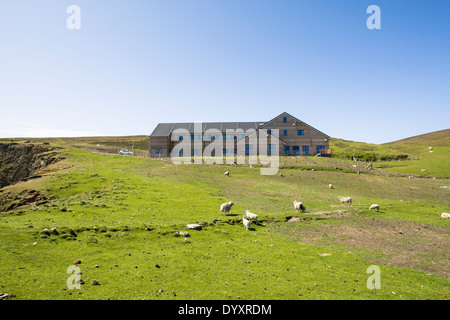 Le nouveau bâtiment de l'Observatoire d'oiseaux Fair Isle, ouvert en 2010. Fair Isle, Shetland Banque D'Images