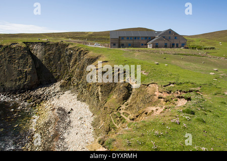 Le nouveau bâtiment de l'Observatoire d'oiseaux Fair Isle, ouvert en 2010. Fair Isle, Shetland Banque D'Images