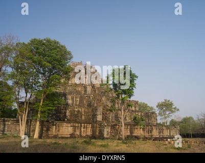 Prasat Thom le principal monument de Koh Ker 127 SW de Siem Reap, Cambodge Banque D'Images