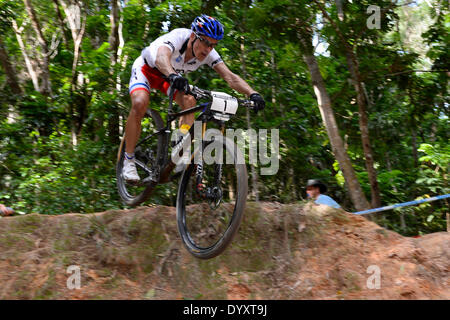 Cairns, Australie. Apr 27, 2014. BMC Mountainbike Racing team gagnant rider Julien Absalon de France pendant la course de cross-country élite mens à la Coupe du Monde de vélo de montagne UCI dans la forêt tropicale, Smithfield Cairns. Credit : Action Plus Sport/Alamy Live News Banque D'Images