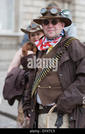 Londres, Royaume-Uni. 27 avril 2014. Punks à vapeur. Films de fans rassemblés dans la cour de Somerset House, Londres, et déguisés en leur personnage de science-fiction préférés avant une parade dans Londres. Ce 4e défilé annuel a été organisé par Sci-Fi London 14, la London International Festival de la science-fiction et du film fantastique qui va à l'UNIL, le 4 mai. Photo : Nick Savage/Alamy Live News Banque D'Images