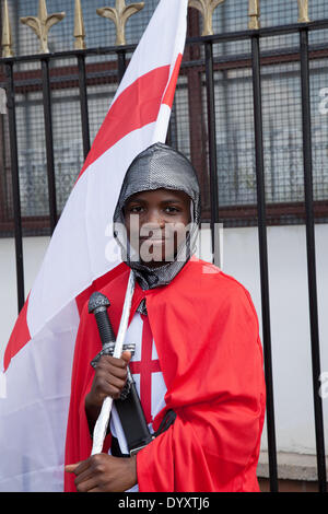 Manchester, Royaume-Uni 27th avril 2014. Kelly Idehen, 12 ans, aux célébrations du week-end de St George, un événement familial organisé à Albert Square et à Piccadilly, une prolongation de la parade annuelle de St George et une aventure pour aider à célébrer le Saint patron de l'Angleterre, avec des drapeaux, des activités et des artistes. Manchester embrasse l'époque où les festivals nationaux et les parades visent à réunir la ville et à offrir aux Mancuniens un événement où différentes identités nationales sont célébrées. Banque D'Images