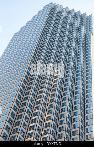 Façade de planeur au sud-est du centre financier hi-rise en plein cœur du centre-ville de Miami, Floride reflète clairement en début de soirée bleu ciel. Banque D'Images