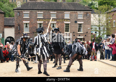 Morris Dance Festival à Ironbridge, Telford, Royaume-Uni. Le 27 avril 2014. Un rassemblement de Border Morris Équipes qui danse dans la frontière galloise dans la tradition Ironbridge, Shropshire, Angleterre. La femme Aelfgythe Border Morris Dancers de Alvechurch. Crédit : David Bagnall/Alamy Live News Banque D'Images