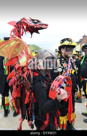 Morris Dance Festival à Ironbridge, Telford, Royaume-Uni 27 avril 2014. Un rassemblement de Border Morris dancing équipes qui danse à la frontière galloise dans la tradition Ironbridge, Shropshire, Angleterre. Un danseur avec son costume de dragon gallois Erreur d'écriture frontière galloise Morris Dancers de Ysceifiog, village Flintshire. Crédit : David Bagnall/Alamy Live News Banque D'Images