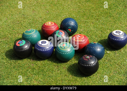 Bowling woods sur l'herbe de l'été jeu UK Banque D'Images