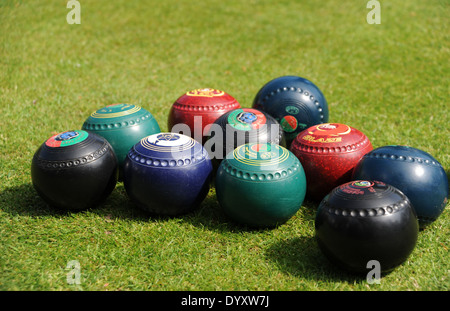 Bowling woods sur l'herbe de l'été jeu UK Banque D'Images