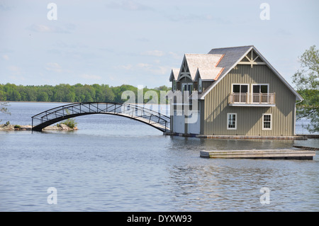 Une maison avec un pont pied sur une petite île, Mille-Îles, Voie navigable du Saint-Laurent, en Ontario, Canada.